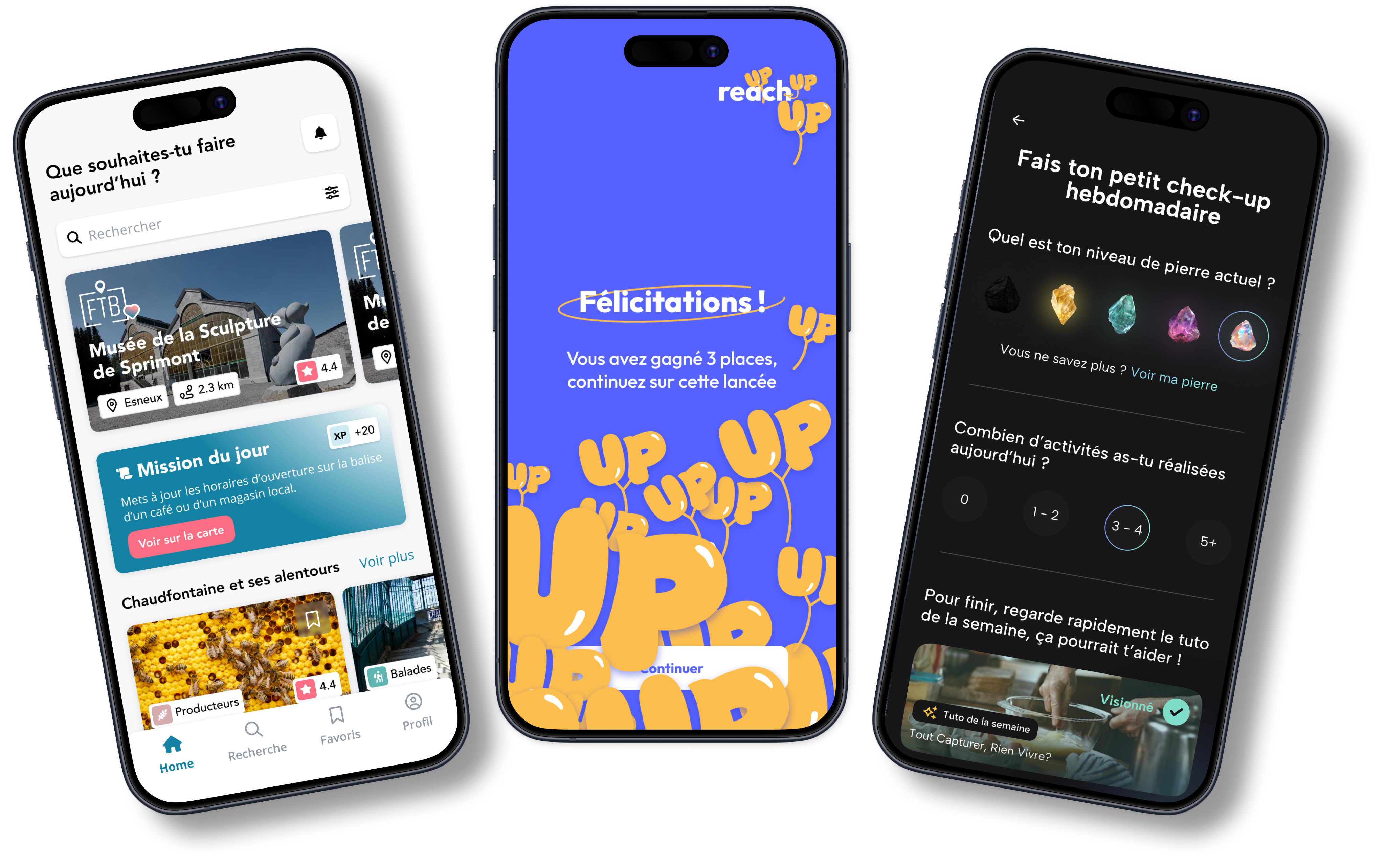 Trois maquettes d’application mobile affichées sur des smartphones, présentant un écran de recherche, une fiche de lieu culturel et un écran d’inscription illustré, sur fond dégradé bleu et violet avec formes arrondies décoratives.
